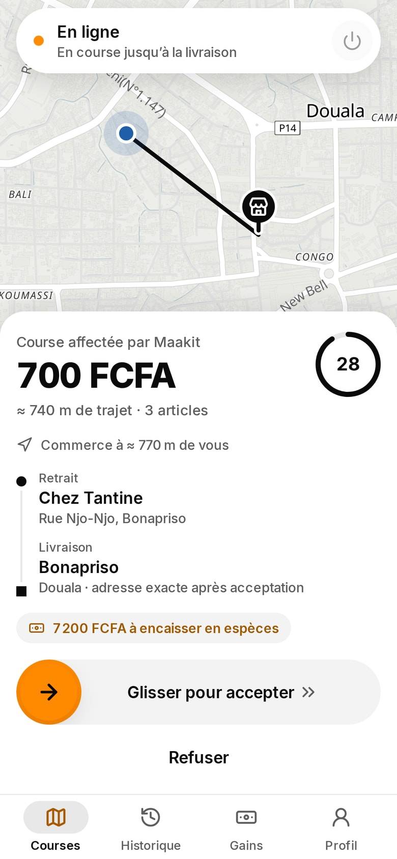 Application livreur : nouvelle course de Chez Tantine vers Bonapriso, 700 FCFA, trajet sur la carte, bouton « Glisser pour accepter » et lien « Refuser ».