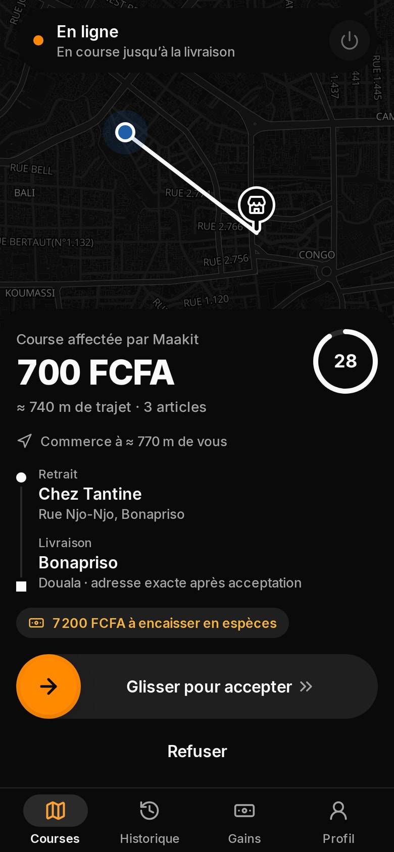 Application livreur : nouvelle course de Chez Tantine vers Bonapriso, 700 FCFA, trajet sur la carte, bouton « Glisser pour accepter » et lien « Refuser ».